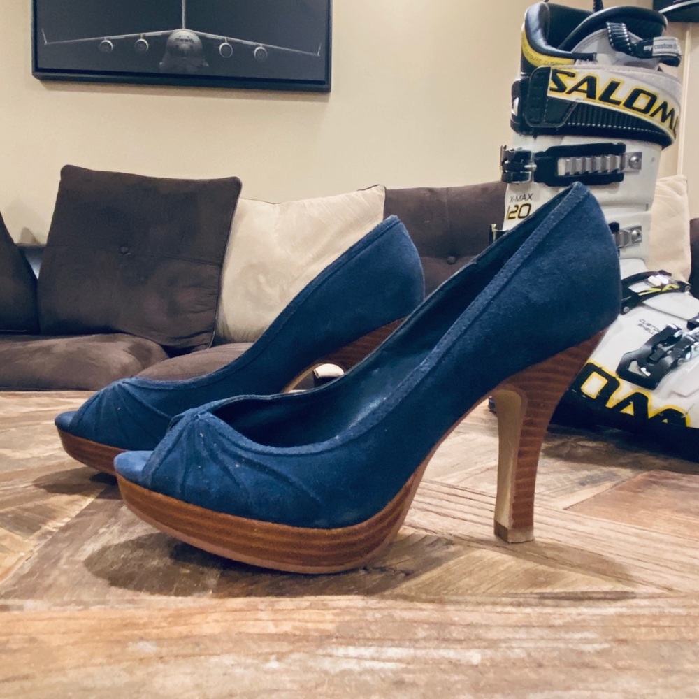 Blue suede Steve Madden pump like new heel 7.5